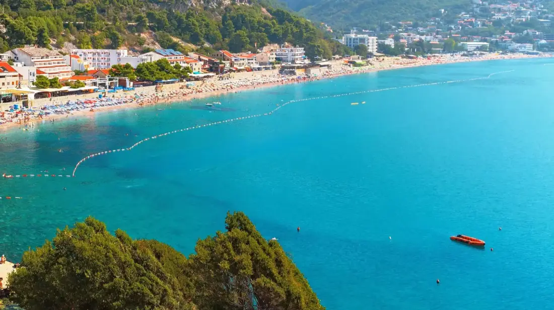 Glavna plaža u Sutomoru iz vazduha